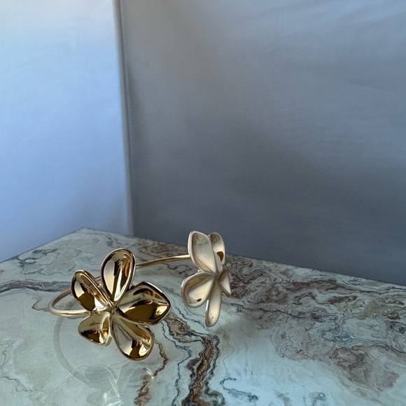 Elegant Gold Flower bracelet - Picture 2 of 3